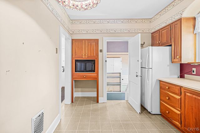 17 Brookline Dr, Utica, NY 13501