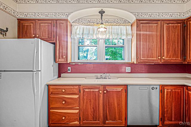 17 Brookline Dr, Utica, NY 13501