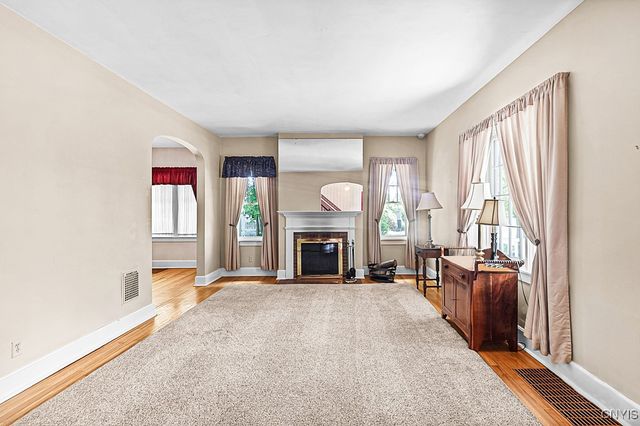 17 Brookline Dr, Utica, NY 13501