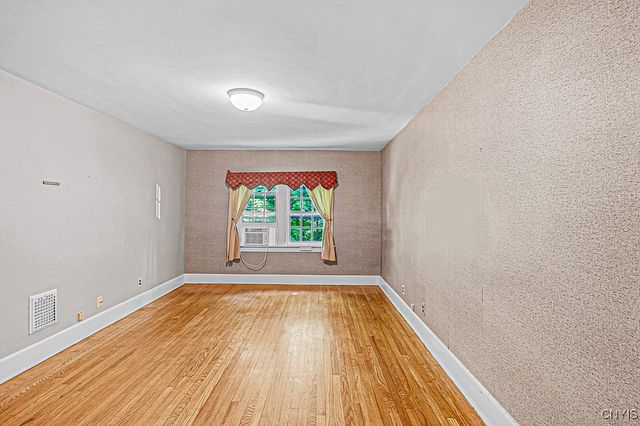 17 Brookline Dr, Utica, NY 13501