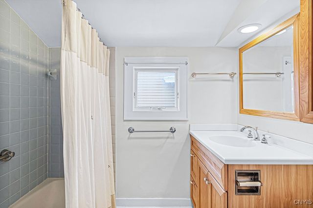 17 Brookline Dr, Utica, NY 13501