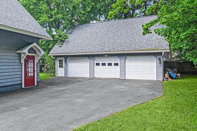 17 Brookline Dr, Utica, NY 13501