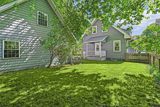 17 Brookline Dr, Utica, NY 13501