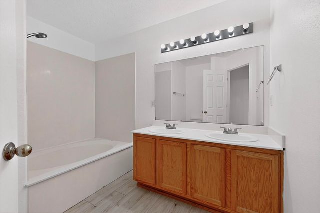 4247 Altura Vista Lane NE, Albuquerque, NM 87110