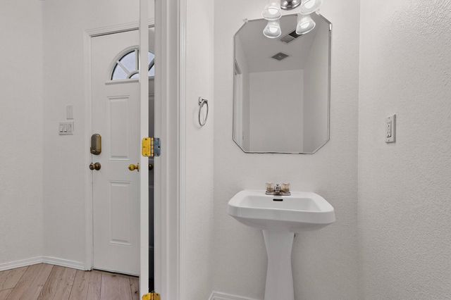 4247 Altura Vista Lane NE, Albuquerque, NM 87110