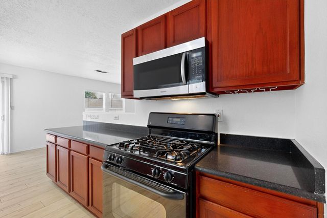 4247 Altura Vista Lane NE, Albuquerque, NM 87110