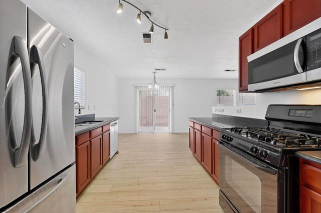 4247 Altura Vista Lane NE, Albuquerque, NM 87110