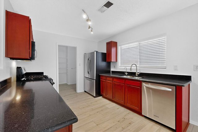 4247 Altura Vista Lane NE, Albuquerque, NM 87110