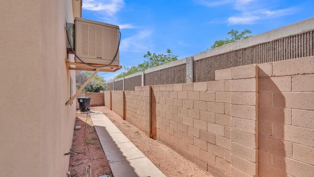 4247 Altura Vista Lane NE, Albuquerque, NM 87110