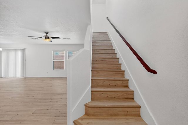 4247 Altura Vista Lane NE, Albuquerque, NM 87110