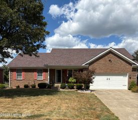 228 Shady Brook Ln, Louisville, KY 40229