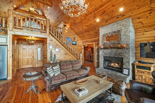 180 Cinnamon Bear, Mineral Bluff, GA 30559