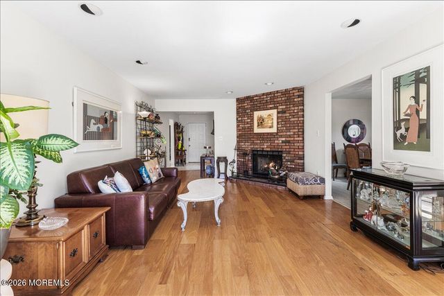 36 Lakeview Drive, Marlboro, NJ 07746