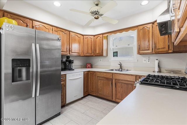 36 Lakeview Drive, Marlboro, NJ 07746
