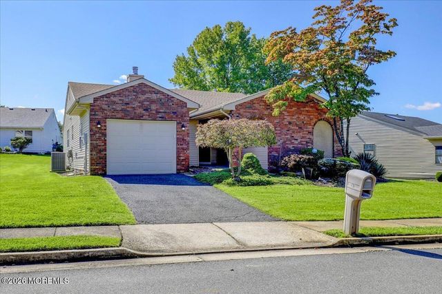 36 Lakeview Drive, Marlboro, NJ 07746