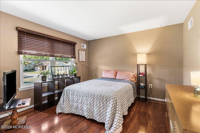 36 Lakeview Drive, Marlboro, NJ 07746
