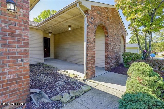 36 Lakeview Drive, Marlboro, NJ 07746