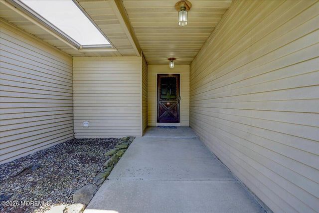 36 Lakeview Drive, Marlboro, NJ 07746