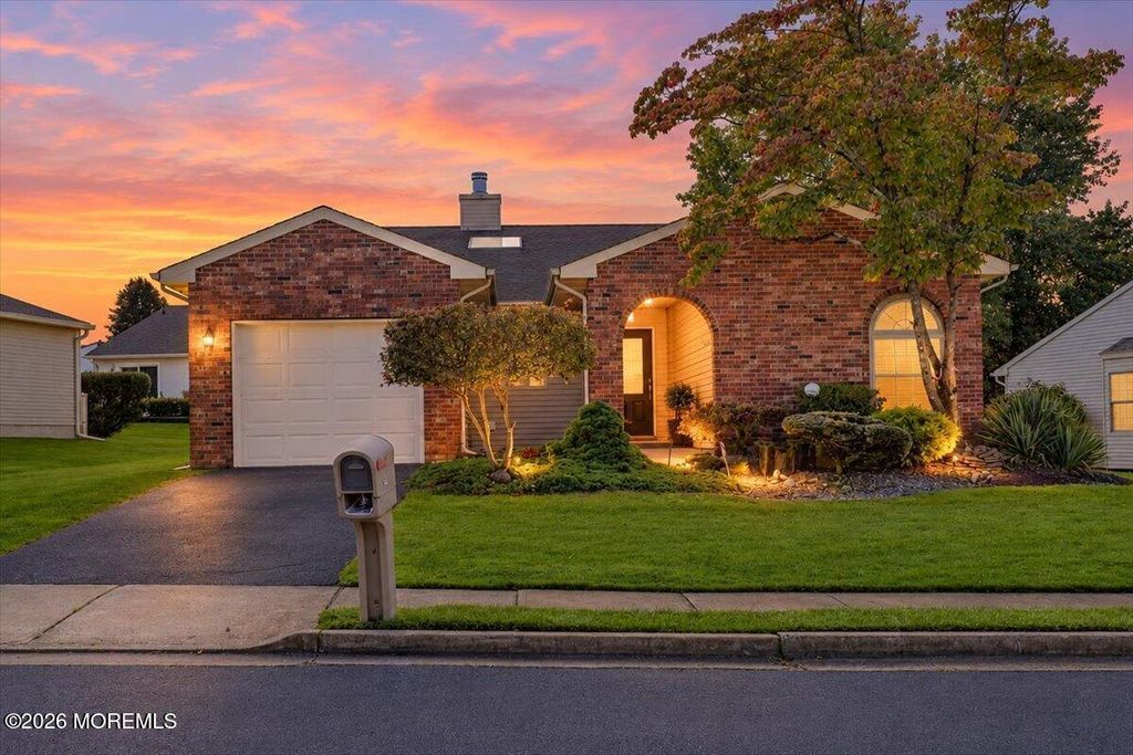 36 Lakeview Drive, Marlboro, NJ 07746