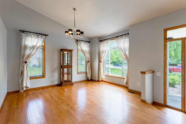 8284 Ashford Road, Woodbury, MN 55125