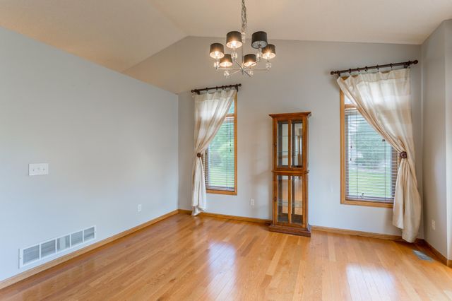 8284 Ashford Road, Woodbury, MN 55125