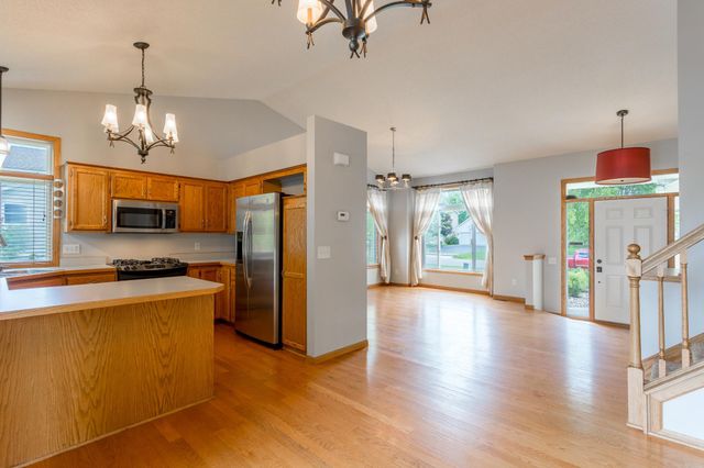 8284 Ashford Road, Woodbury, MN 55125