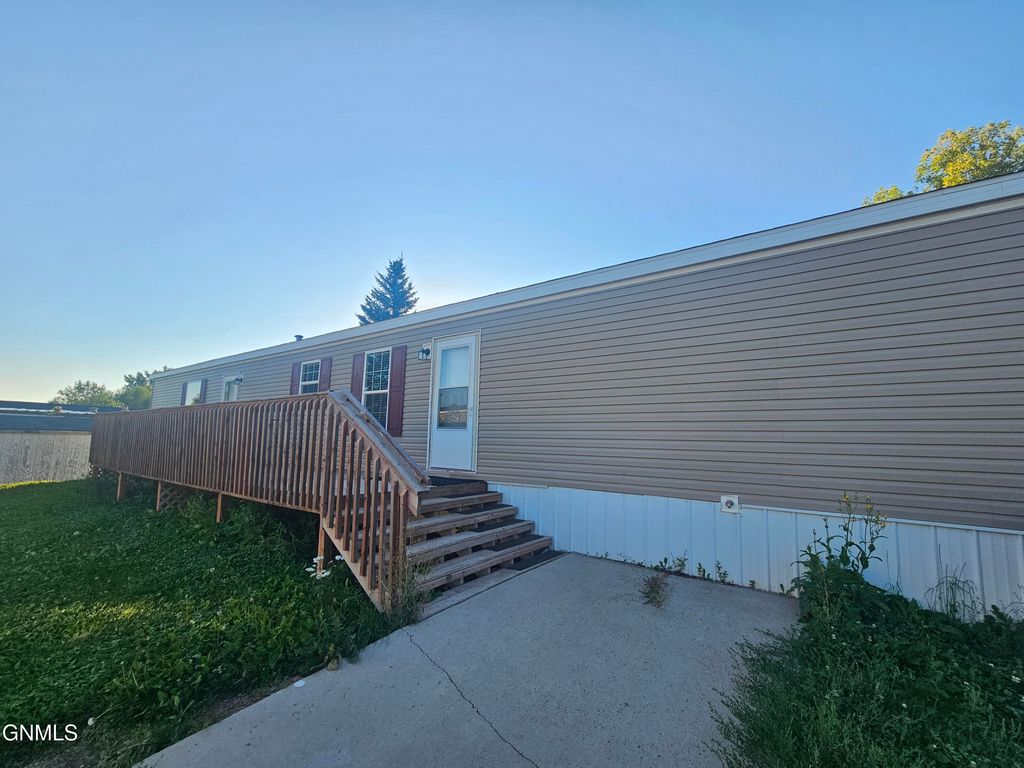 1006 Parkway Drive, Williston, ND 58801