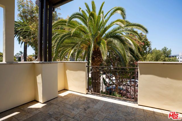 632 N Kings Road 202, West Hollywood, CA 90048