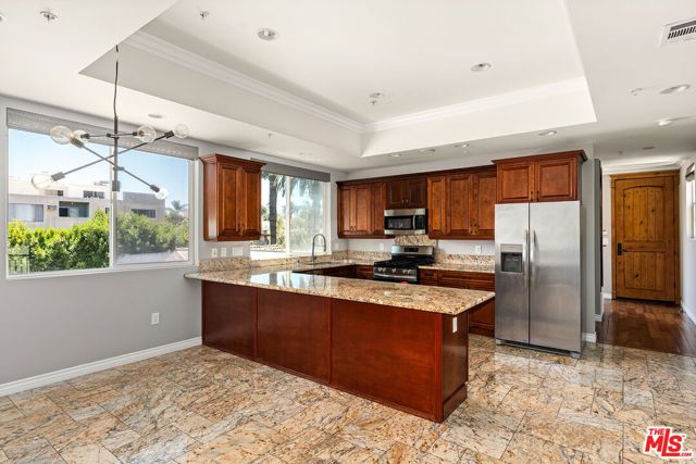 632 N Kings Road 202, West Hollywood, CA 90048
