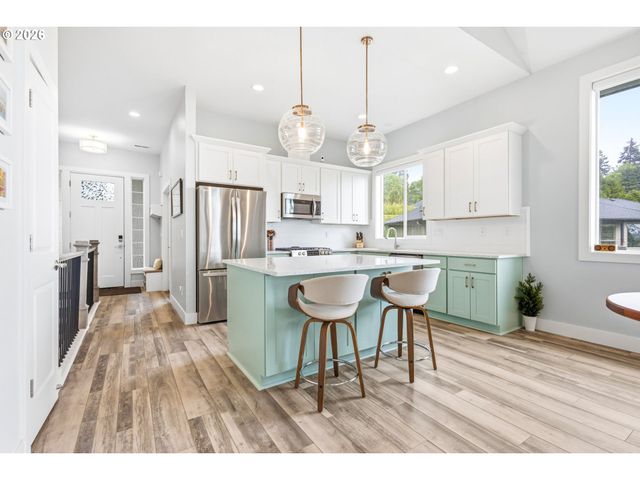 1372 OVERVIEW St, Salem, OR 97304