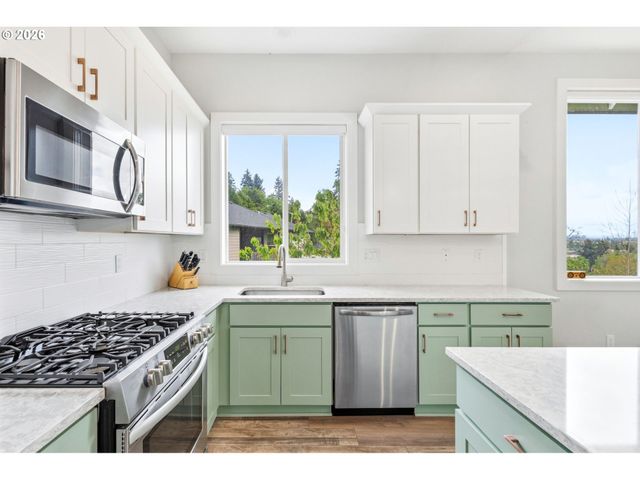 1372 OVERVIEW St, Salem, OR 97304