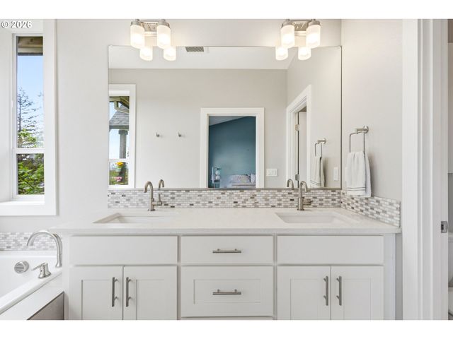 1372 OVERVIEW St, Salem, OR 97304