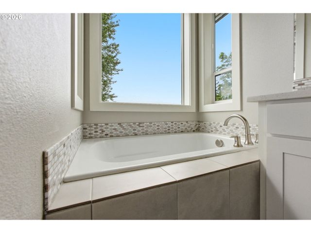 1372 OVERVIEW St, Salem, OR 97304