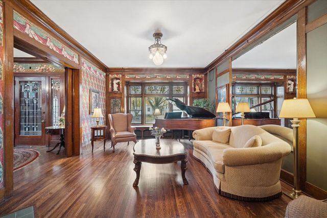 305 Oregon Avenue, West Dundee, IL 60118