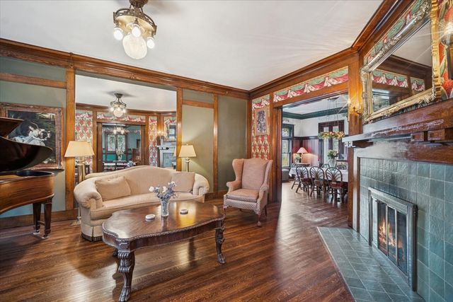 305 Oregon Avenue, West Dundee, IL 60118