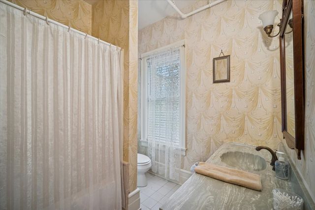 305 Oregon Avenue, West Dundee, IL 60118