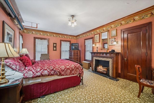 305 Oregon Avenue, West Dundee, IL 60118