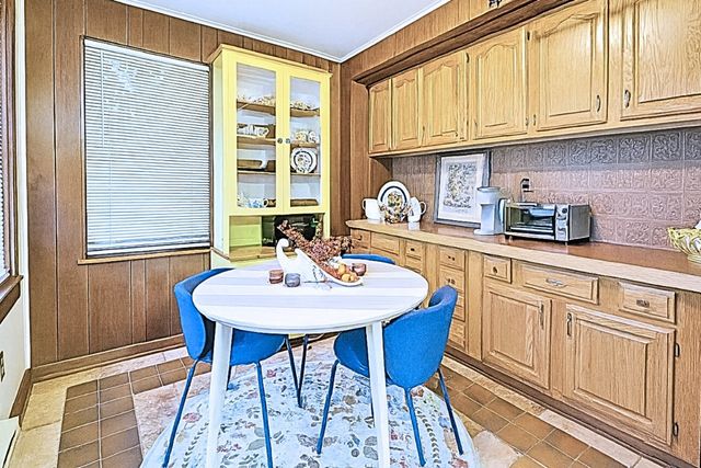 305 Oregon Avenue, West Dundee, IL 60118