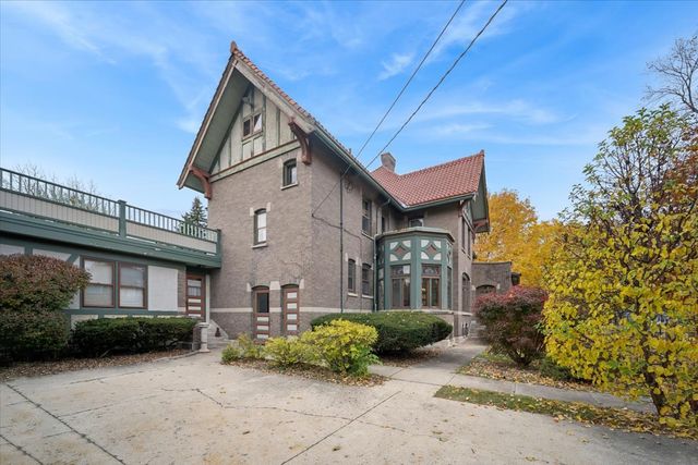 305 Oregon Avenue, West Dundee, IL 60118