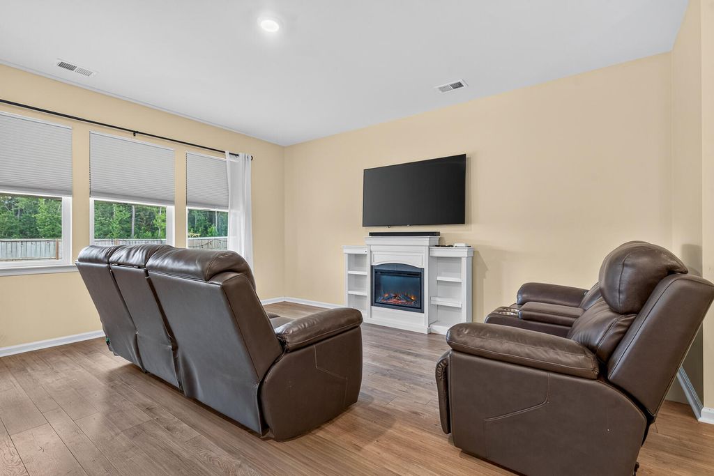 Image 14 of property listing at 609 Squire Pope Road, Summerville, SC 29486