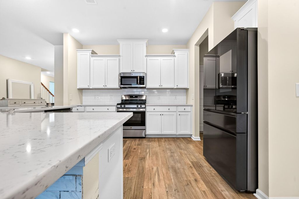 Image 6 of property listing at 609 Squire Pope Road, Summerville, SC 29486