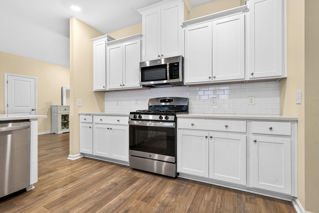 Image 7 of property listing at 609 Squire Pope Road, Summerville, SC 29486