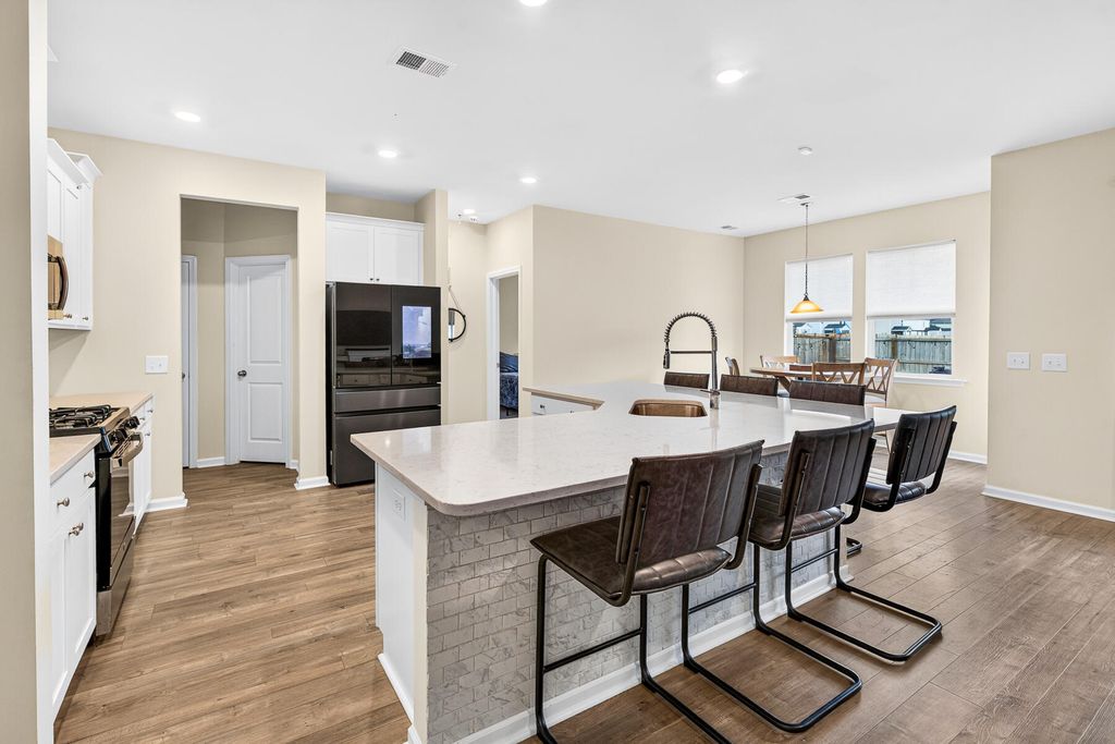 Image 9 of property listing at 609 Squire Pope Road, Summerville, SC 29486