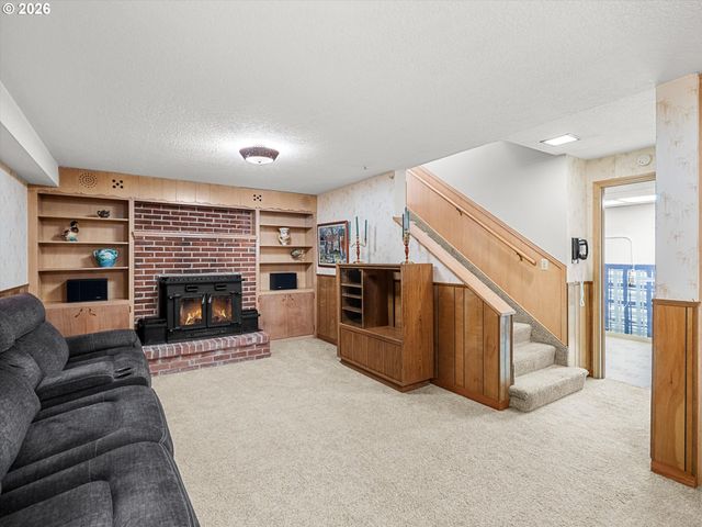 15924 Se RHINE St, Portland, OR 97236