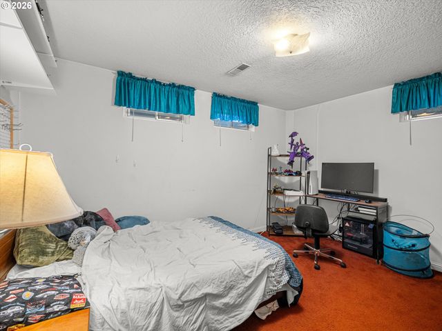 15924 Se RHINE St, Portland, OR 97236