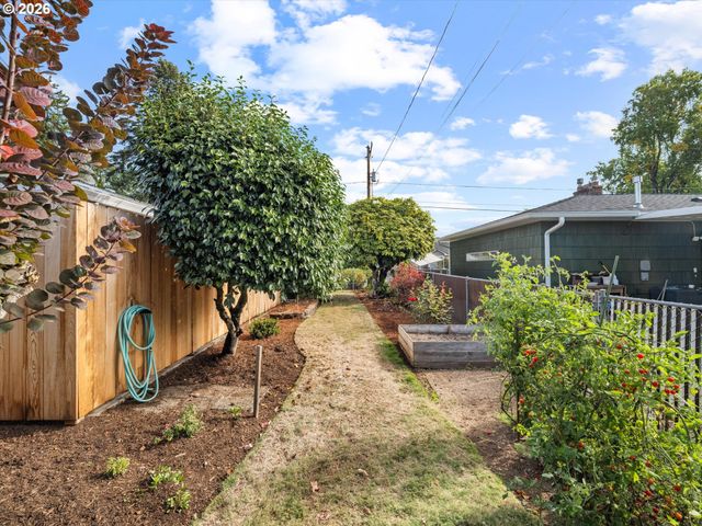 15924 Se RHINE St, Portland, OR 97236