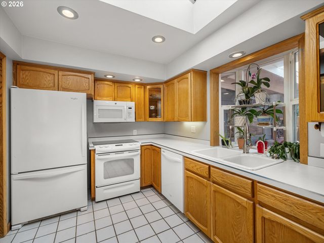 15924 Se RHINE St, Portland, OR 97236