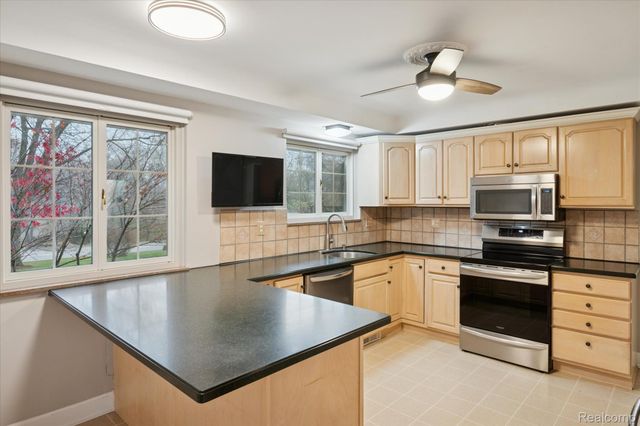 30609 Inkster Road, Farmington Hills, MI 48025