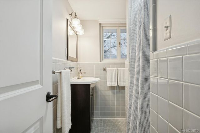 30609 Inkster Road, Farmington Hills, MI 48025