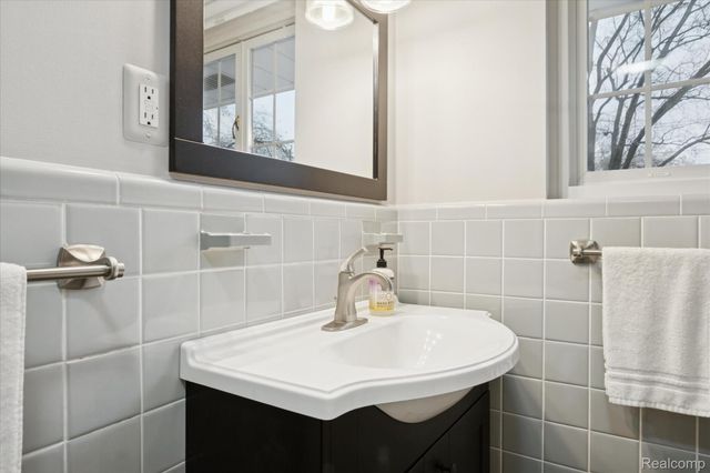 30609 Inkster Road, Farmington Hills, MI 48025